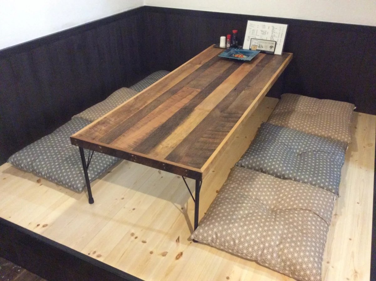 テーブルと座布団