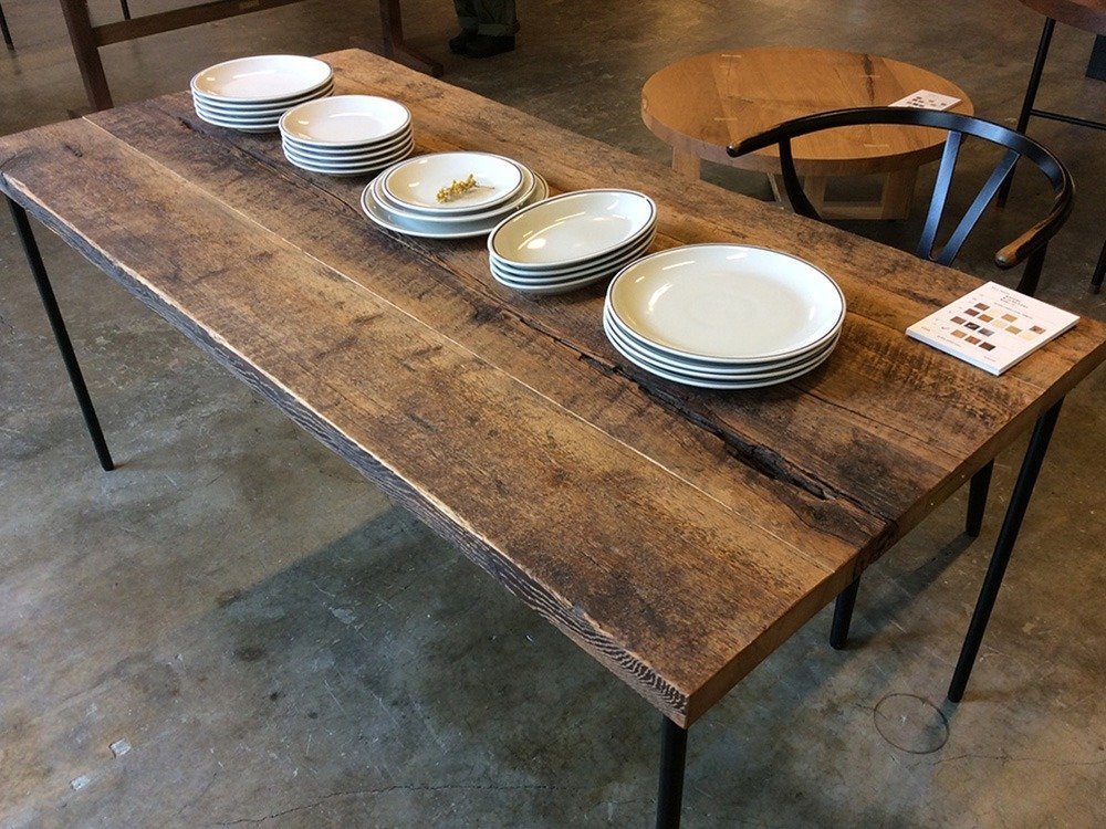 白い皿が並んだテーブル