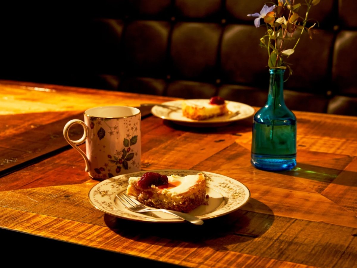 テーブルとコーヒーカップ