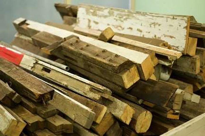 加工前の旧池上駅駅舎の古材。当時の駅舎の塗装や釘などが残っています